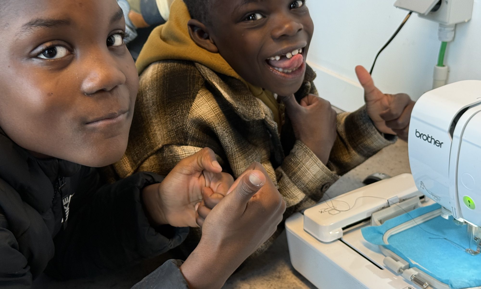 Young children enjoying TurtleStitch at Fosdem25