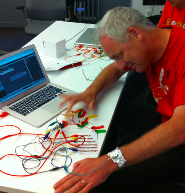 Joek van Montfort onderzoekt met MakeyMakey